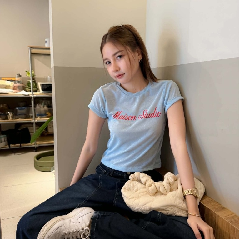 La maison Baby Tee-เสื้อยืดแขนสั้นทรงเข้ารูป ผ้าบางเบา ใส่สบาย