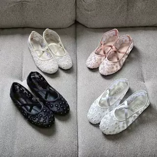 OHODOODEE รองเท้าคัทชูทรงบัลเล่ต์ (Ballet Flats) ผ้าตาข่ายโปร่งปักลายดอกไม้ เพิ่มความเก๋ด้วยสายคาดไขว้ M578