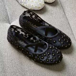 OHODOODEE รองเท้าคัทชูทรงบัลเล่ต์ (Ballet Flats) ผ้าตาข่ายโปร่งปักลายดอกไม้ เพิ่มความเก๋ด้วยสายคาดไขว้ M578