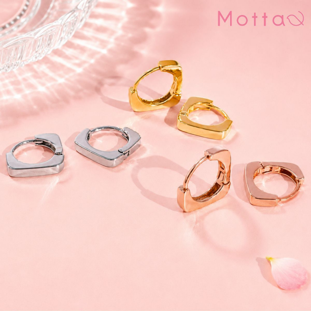 Motta Earring ต่างหูห่วงชุบทองคำขาว มินิมอลแบบมีสไตล์ ด้วยดีไซน์สี่เหลี่ยมสุดคลาสสิก