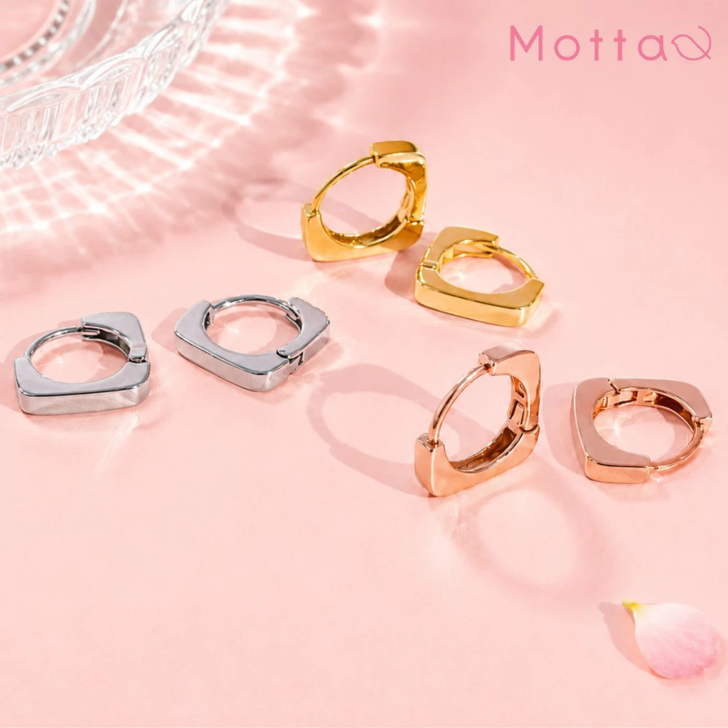 Motta Earring ต่างหูห่วงชุบทองคำขาว มินิมอลแบบมีสไตล์ ด้วยดีไซน์สี่เหลี่ยมสุดคลาสสิก