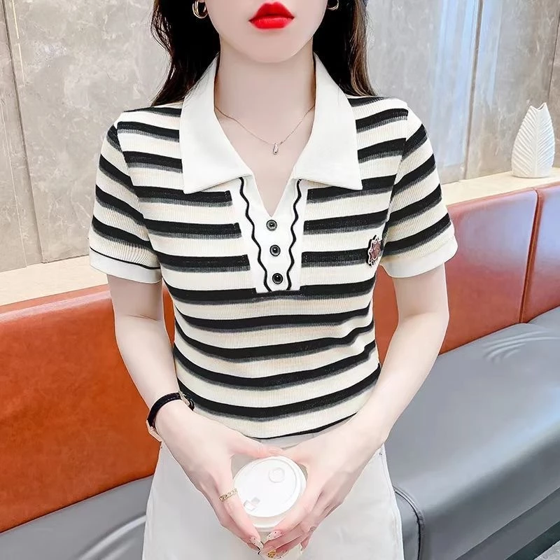 เสื้อโปโลแขนสั้นลายทางสำหรับผู้หญิง – ดีไซน์โดดเด่น สินค้าใหม่รับซัมเมอร์ 2026 – ลุคที่ดูอ่อนเยาว์และมีระดับ