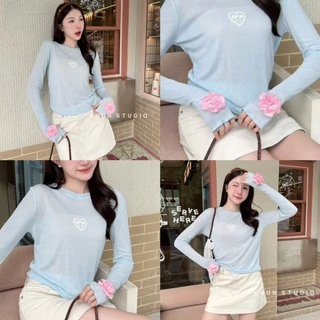 Ella : (ผ้าบาง)เสื้อครอปแขนยาวคอกลม ดีเทลปักใจ แต่งดอกไม้ตรงปลายแขน