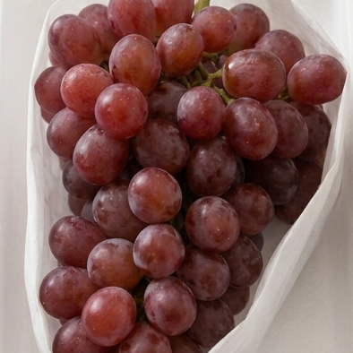 องุ่นลิ้นจี่ไร้เมล็ด หวานกรอบ หอมละมุน Sweet Scarlet Grapes (1KG)