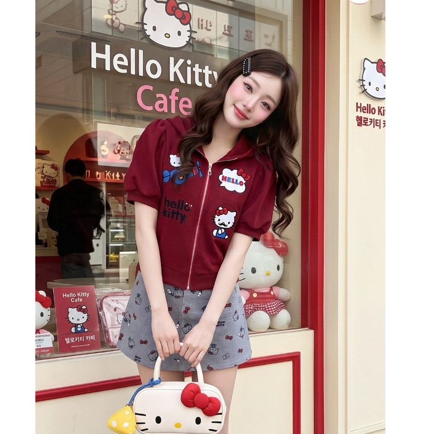 (มี3XL) Maria Diamond คิตตี้ Red Wine Set เซ็ต 2 ชิ้น เสื้อฮู้ดซิปหน้าผ้าวอร์มแขนสั้น + กระโปรงยีนส์มีซับในกางเกง