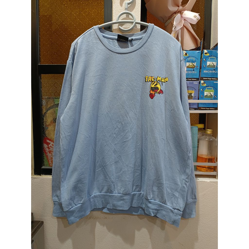 เสื้อสเวตเตอร์คอกลมแขนยาว (Crewneck Sweatshirt) สีฟ้าอ่อน (Baby Blue / Light Blue) ตัวการ์ตูน Pac-Ma