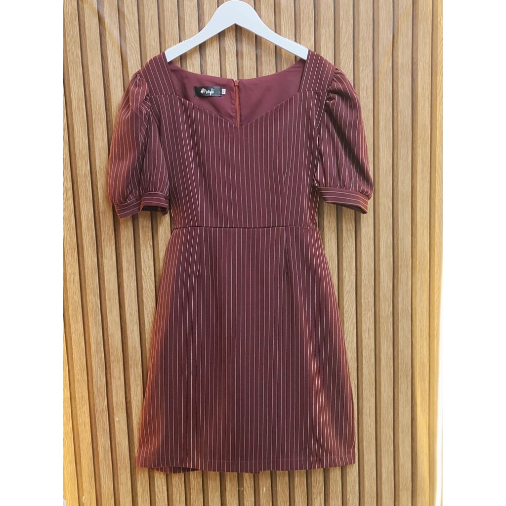 เดรสลายริ้วแดงไวน์สุดชิค เรียบหรู ดูแพง ✨สวยสับแบบมีคลาส งานป้าย AP style sz.XL