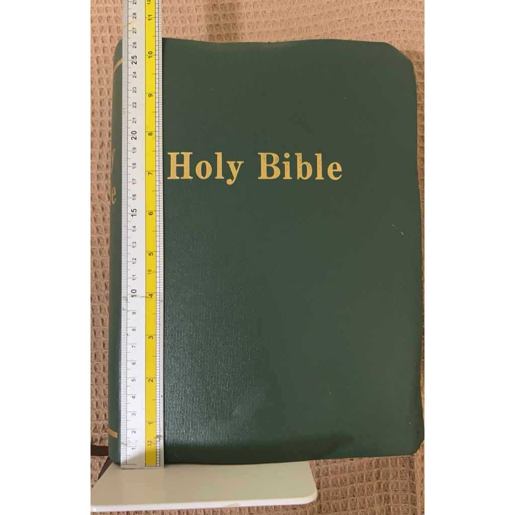 The Holy Bible ฉบับ Catholic มือสองเล่มใหญ่มาก