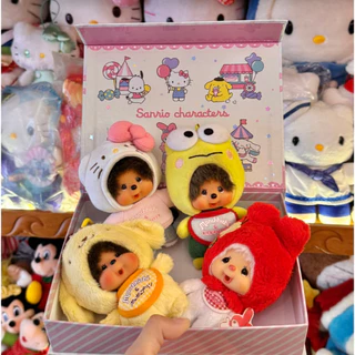 🇯🇵 นำเข้าจากญี่ปุ่น 💖 Monchhichi x Hello Kitty พวงกุญแจตุ๊กตา เสื้อฮู้ดสีชมพู ขนนุ่ม ห้อยกระเป๋าได้
