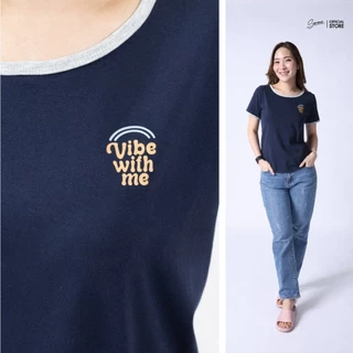 Serene's Choice เสื้อคอกลม แขนสั้น ผู้หญิง แต่งรอบคอและแขน สกรีนลาย VIBE WITH ME