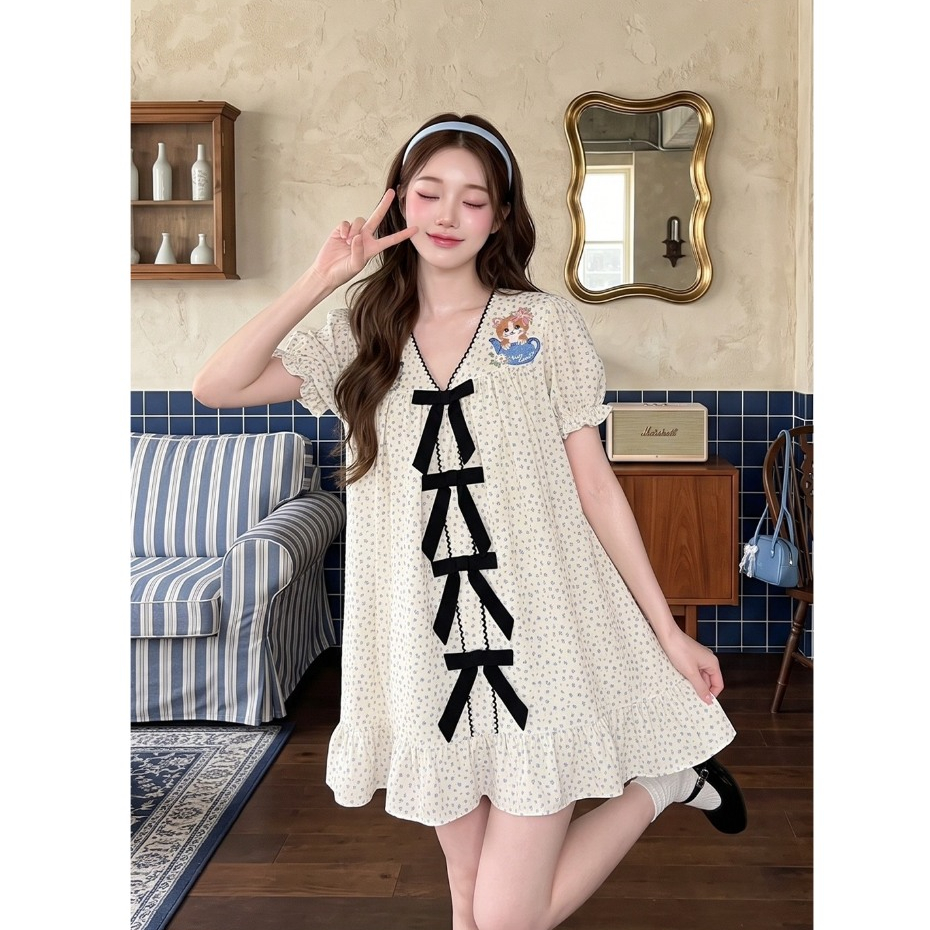 (มี3XL) Maria Diamond สีครีม Jessica Cup Dress เดรสทรงปล่อยผ้าคอตตอนลายรีพีท แต่งโบว์สีดำด้านหน้า ซิปหลัง มีซับใน
