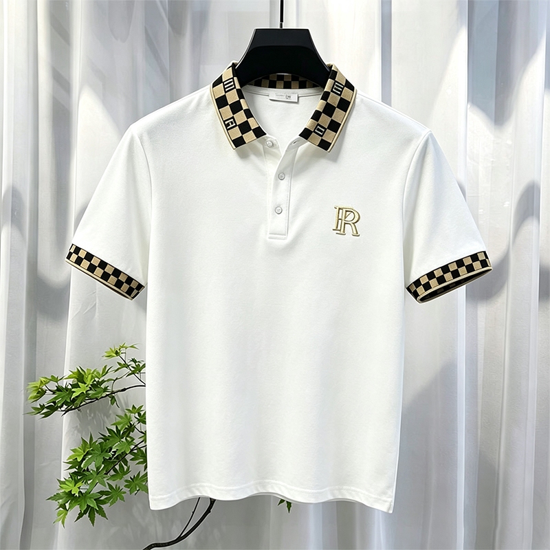 เสื้อโปโลผู้ชาย ลายตารางหมากรุกสีทองและดำบริเวณปกและข้อมือ ประดับด้วยโลโก้ "R" ปักสีทอง