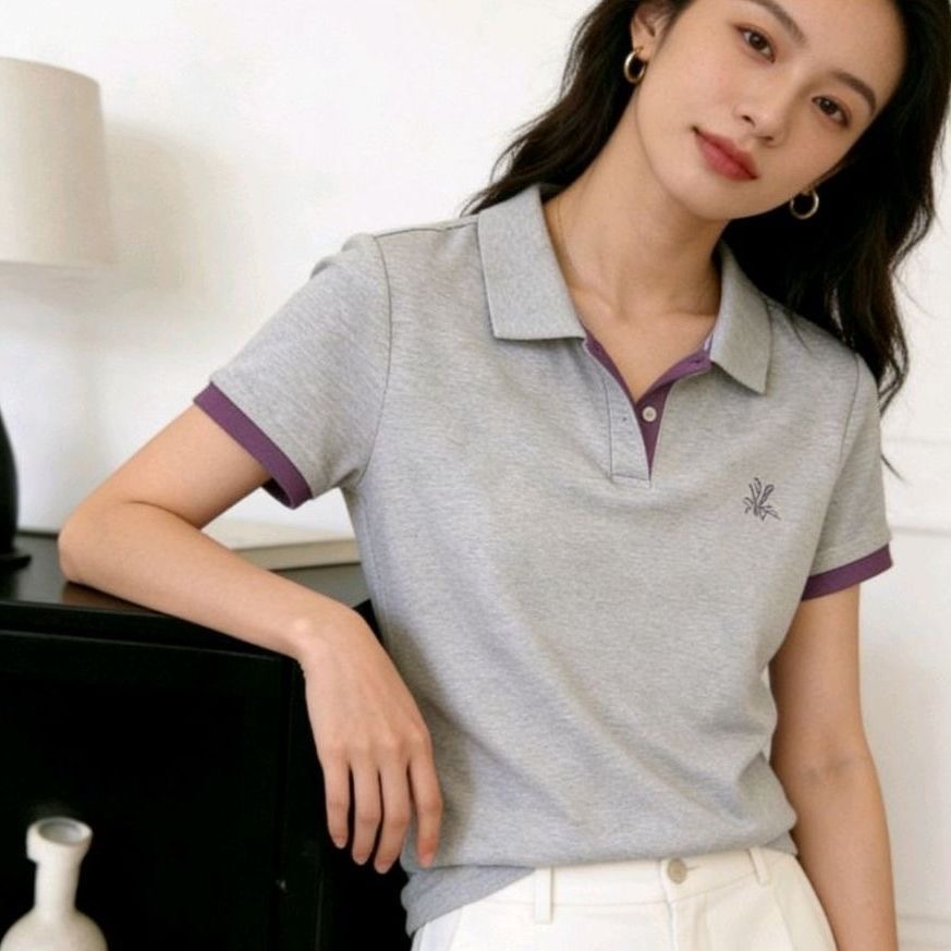 เสื้อโปโลผ้าสีตัดกันคุณภาพสูง หรูหรา และประณีต พร้อมปกเสื้อที่ดูละเอียดอ่อน สไตล์ใหม่สำหรับผู้หญิงในฤดูร้อน เก๋ไก๋และลำล