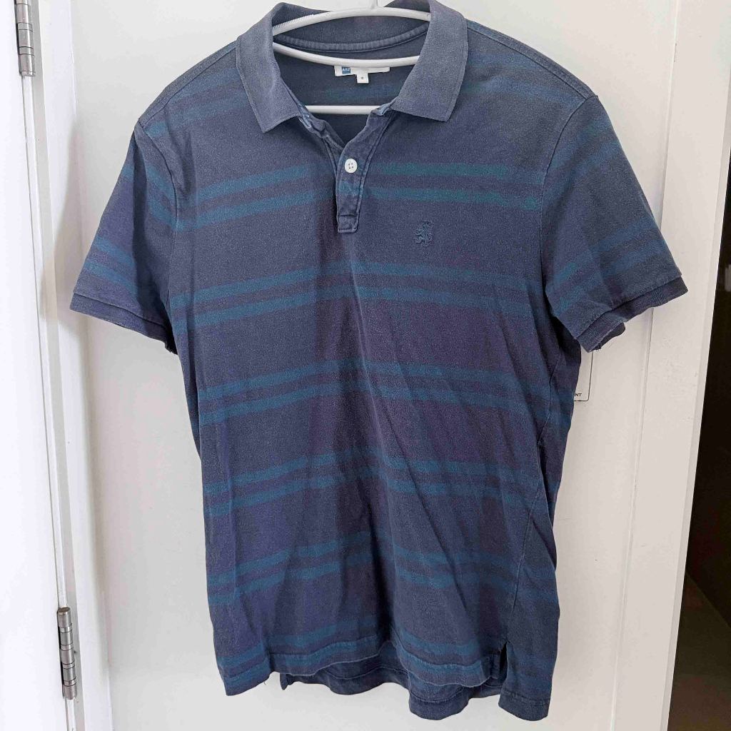 เสื้อโปโล AIIZ สีกรม ลายทางสีน้ำเงิน มือสอง