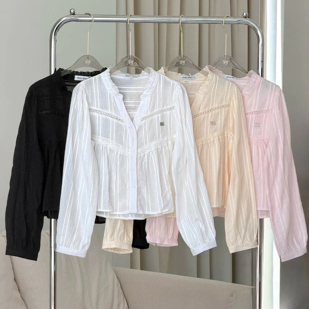 SISSY : เสื้อคอปีนวีแขนยาว (XS-XXL) ผ้าลินินฉลุแต่งลูกไม้ ทรงปล่อยหวานละมุน สวมใส่สบาย ระบายอากาศได้ดี