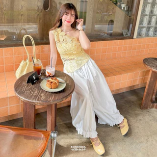 (aunaunn.official) Petal Crochet top – เสื้อถักโครเชต์ เปิดไหล่ แต่งดอกไม้