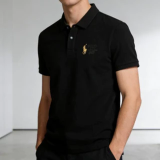 เสื้อโปโลผู้ชาย ตกแต่งด้วยกระดุมสีเบจและสีทอง ดีไซน์เรียบง่าย สีพื้น สวมใส่สบายและดูดีมีสไตล์