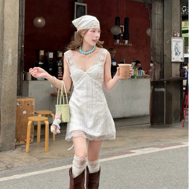 Dewishes Bestseller 🔥🤍 White Lace Minidress มินิเดรสแขนกุดลูกไม้ สีขาว