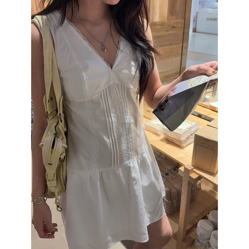 𝐩𝐮𝐧𝐧 // Maison ease มินิเดรสคอวีลูกไม้ (แจ้งปรับความยาวในโน๊ตคำสั่งซื้อนะคะ)
