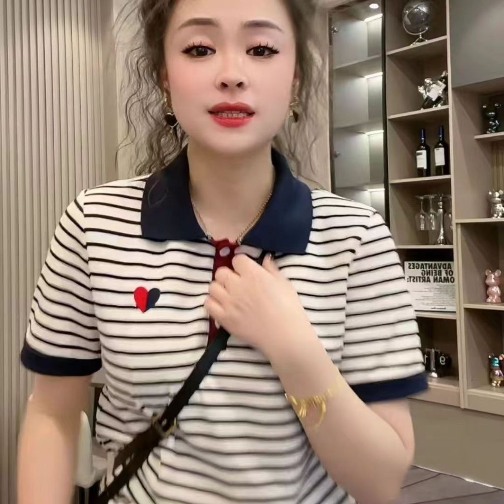 เสื้อโปโลแขนสั้นลายทางสีสันสดใสสไตล์อเมริกันสำหรับผู้หญิง สไตล์ฤดูร้อน ลายหัวใจ ดีไซน์ทันสมัยและดูอ่อนเยาว์ เหมาะสำหรับใ