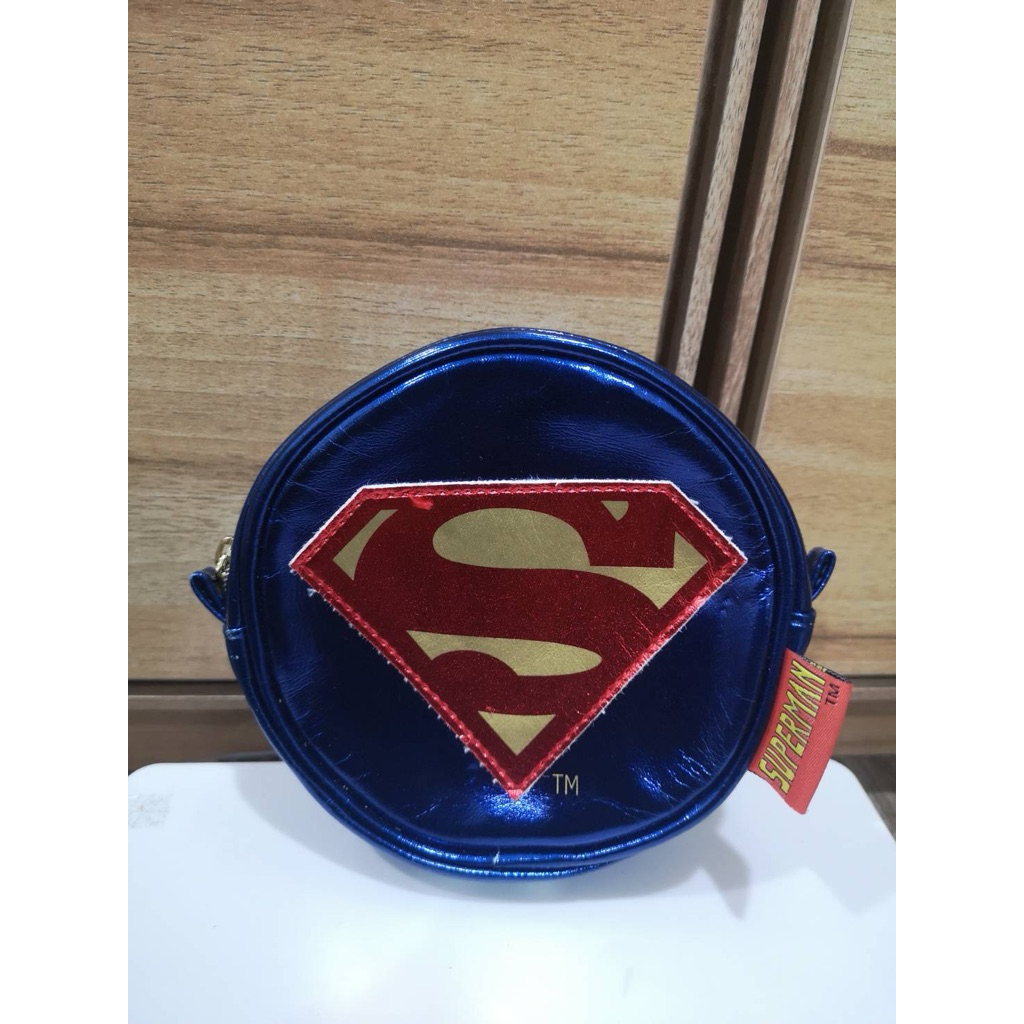 Superman กระเป๋าสะพายข้างทรงกลม โลโก้ Superman DC Comics ของแท้
