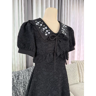 DW394 Britney Dress ชุดเดรสยาวทรงเข้ารูป ผ้าทอเบิร์นเอาท์ (Burnout Fabric) ปกบัวแหลมแต่งระบายรอบปกบนปกปักลายดอกไม้