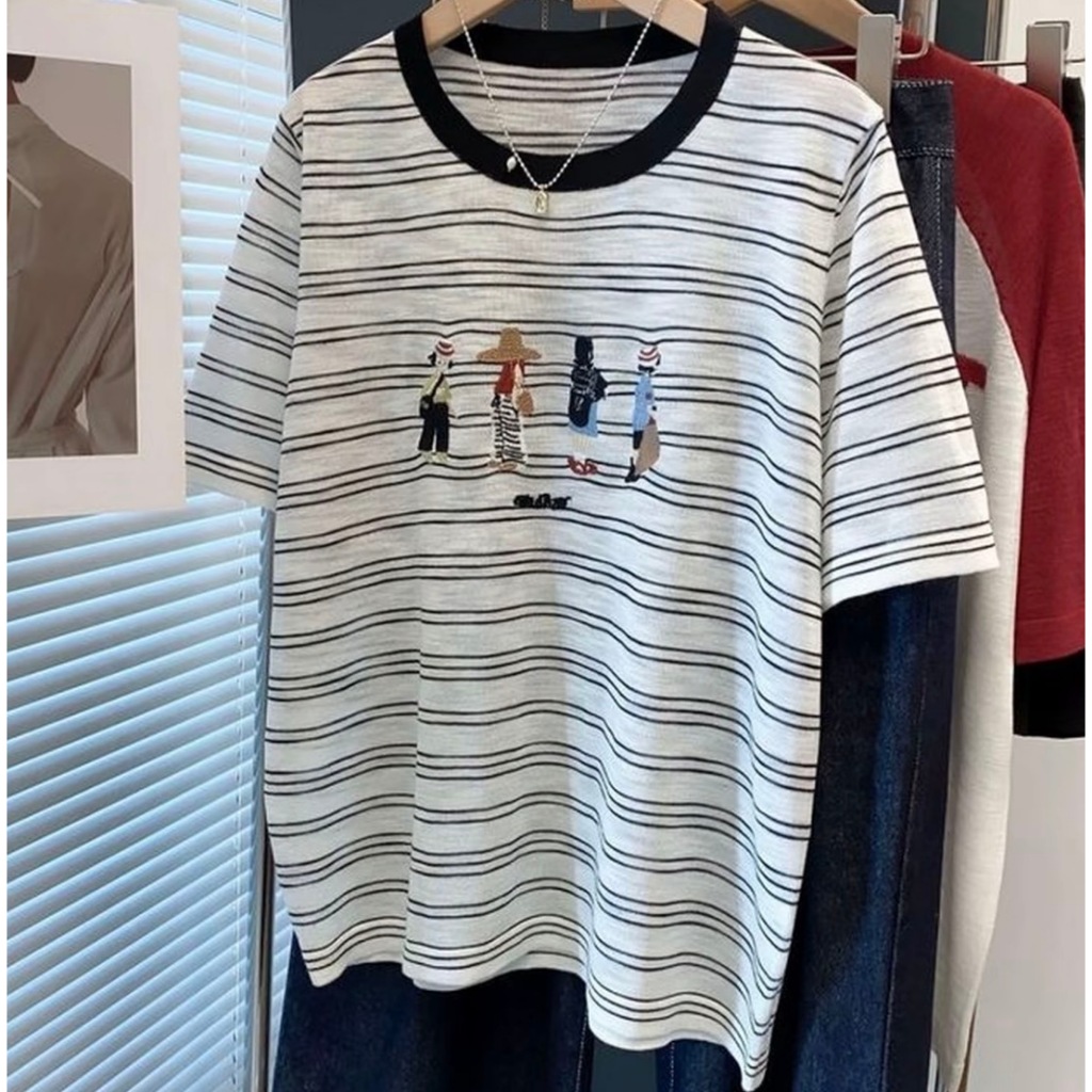 เสื้อยืดแขนสั้นสำหรับผู้หญิงที่มาพร้อมดีไซน์ลายทางแบบคัลเลอร์บล็อกสุดเก๋ คอเสื้อทรงกลม และลายกราฟิกการ์ตูนทันสมัย ​​เป็น