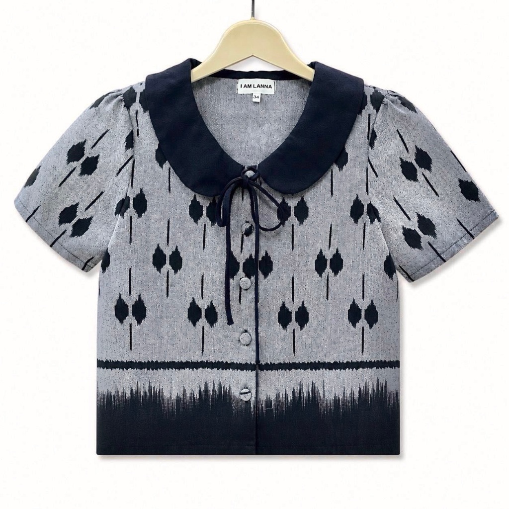 เสื้อคอบัวผูกโบว์ กระดุมหน้า ผ้าฝ้าย ลายโบว์ดำ