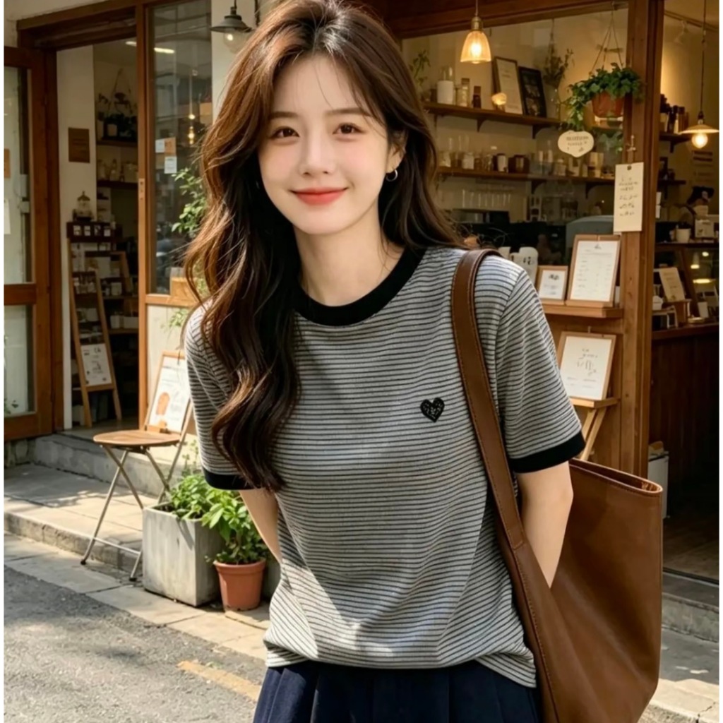 เสื้อยืดแขนสั้นสำหรับผู้หญิงสไตล์มินิมอลที่ดูทันสมัยและให้ลุคสดใสอ่อนเยาว์ โดดเด่นด้วยดีไซน์ลายทางแบบคัลเลอร์บล็อกและลวด