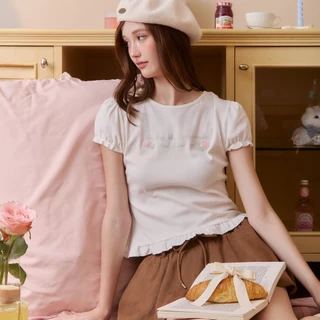 DAILYLOOK.SM --- Champagne top เสื้อยืดแขนตุ๊กตา ดีเทลสกรีนกลิตเตอร์ เพิ่มความน่ารักด้วยงานปักลูกปัดรูปดอกไม้
