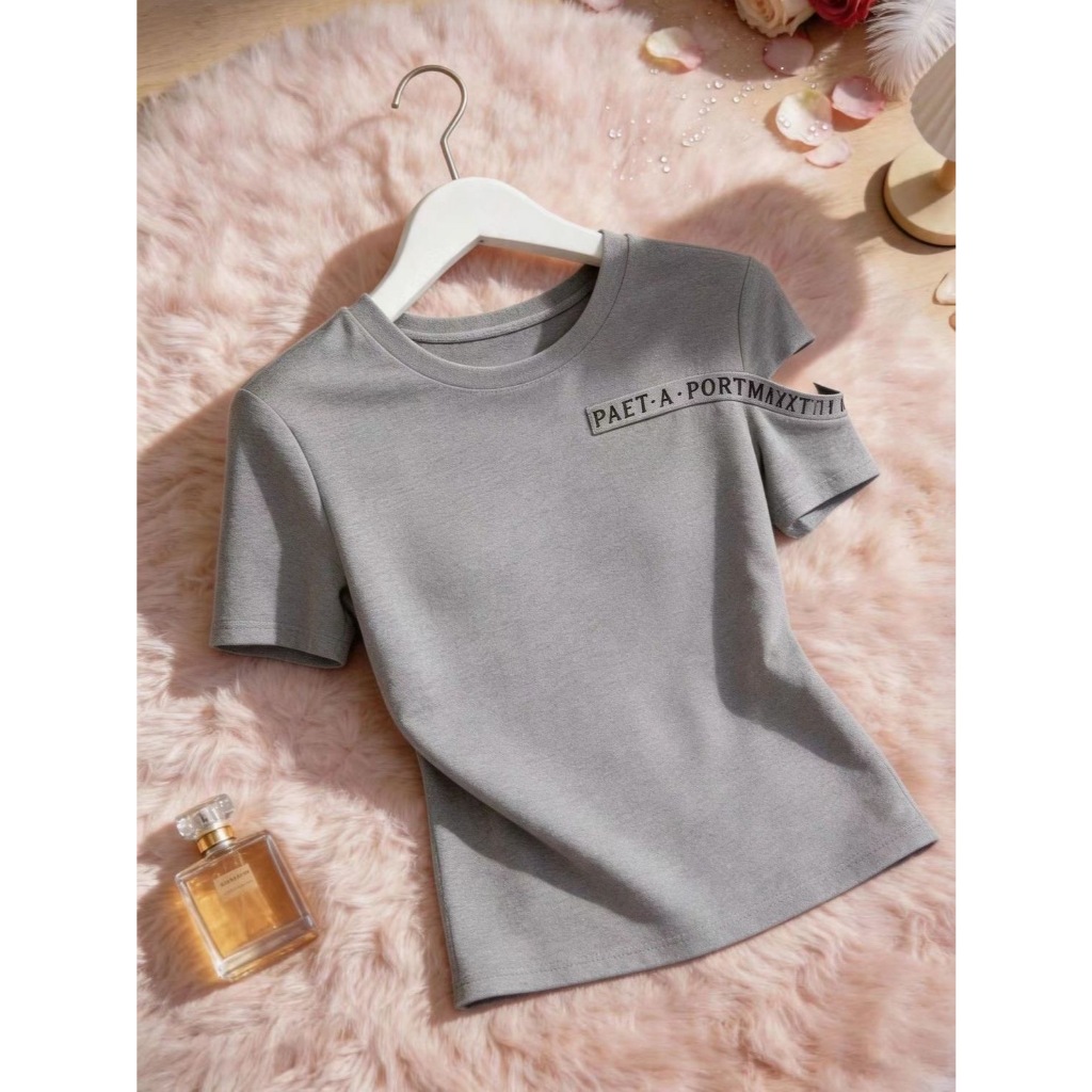 เสื้อยืดแขนสั้นเปิดไหล่สำหรับผู้หญิง ลายสกรีนตัวอักษร – เสื้อลำลองที่มีเอกลักษณ์ ทันสมัย ​​และเก๋ไก๋ ให้ลุคที่ดูดีมีสไตล