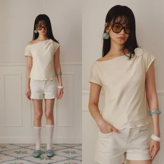 CHUUCHOP - (S-6XL) Icy Blouse เสื้อเบลาส์ผู้หญิง แขนสั้น เสื้อปาดไหล่ แต่งดอกไม้ (C8622)