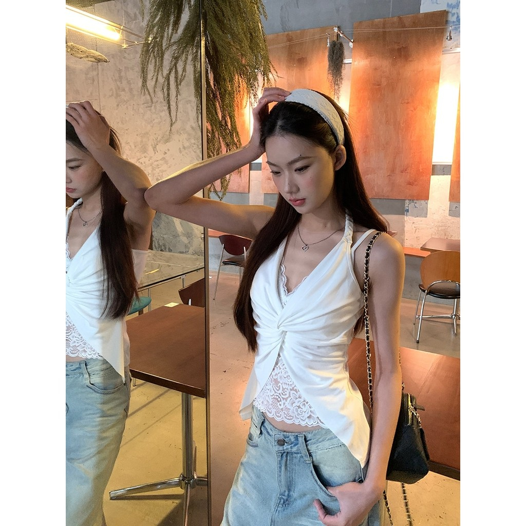 เสื้อผู้หญิงเปิดไหล่ เสื้อกล้ามสายคล้องคอสีขาวผ้าลูกไม้ พับหน้าอก หลังสวย ใส่นอกได้ เกาหลี ใส่ได้หลา