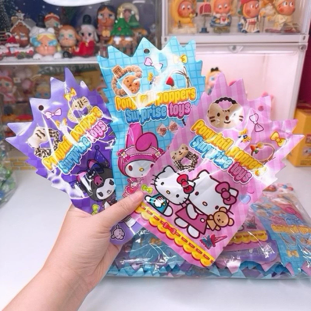 ขนมของเล่นการ์ตูนคิตตี้ คุโรมิ ซานริโอ้ หมีเนย ป๊อปมาร์ท เอลโอเอล เเละ หมูเด้ง <1 เเพค 30 ซอง>