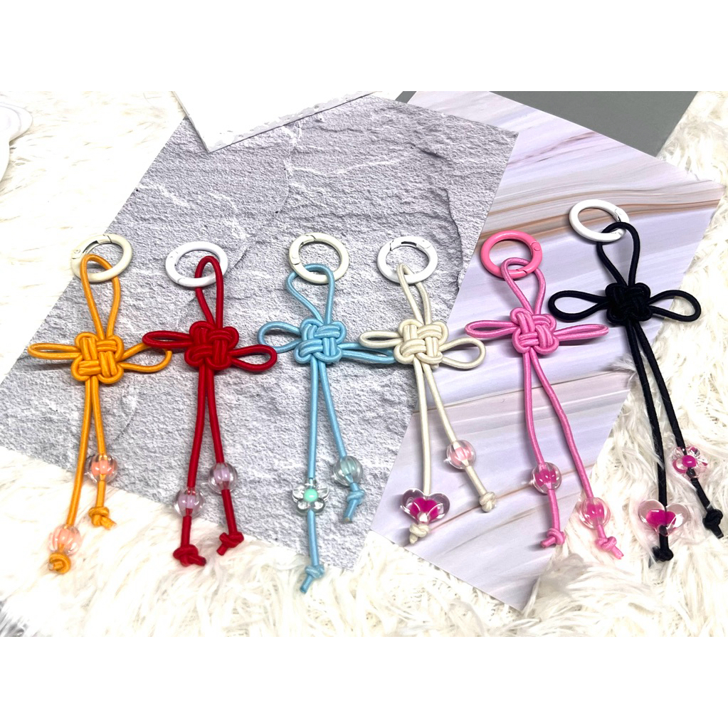 พวงกุญแจห้อยกระเป๋า ชาร์มห้อยกระเป๋า ชาร์มแบบจีน lucky knot  มาพร้อมตุ้งติ้งเพื่อความน่ารัก สนใจทักแชทเลือกสีได้เลยค่ะ