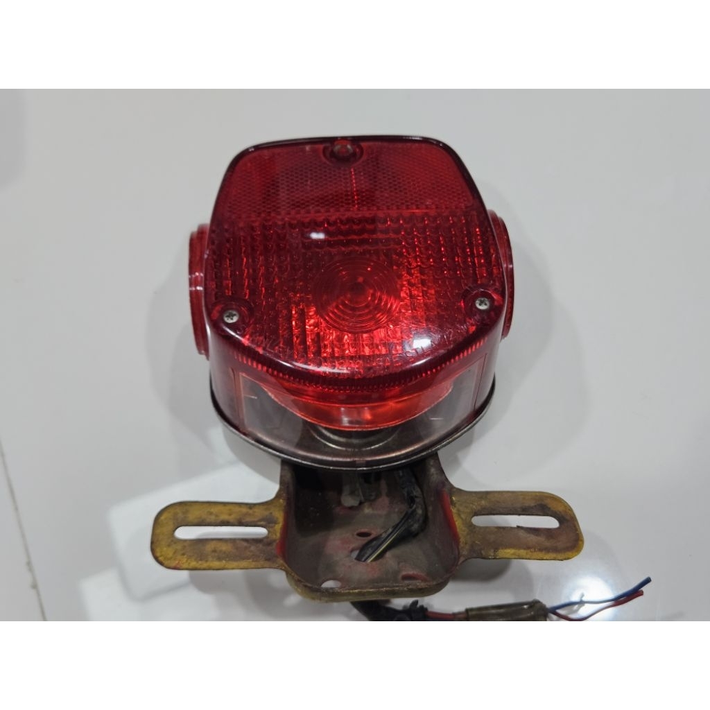 ชุดไฟท้าย พร้อมขายึดป้ายทะเบียน แท้มือสอง เก่าญี่ปุ่น Kawasaki KE100 KE125 KE175 KS125 KD125 KC125 B