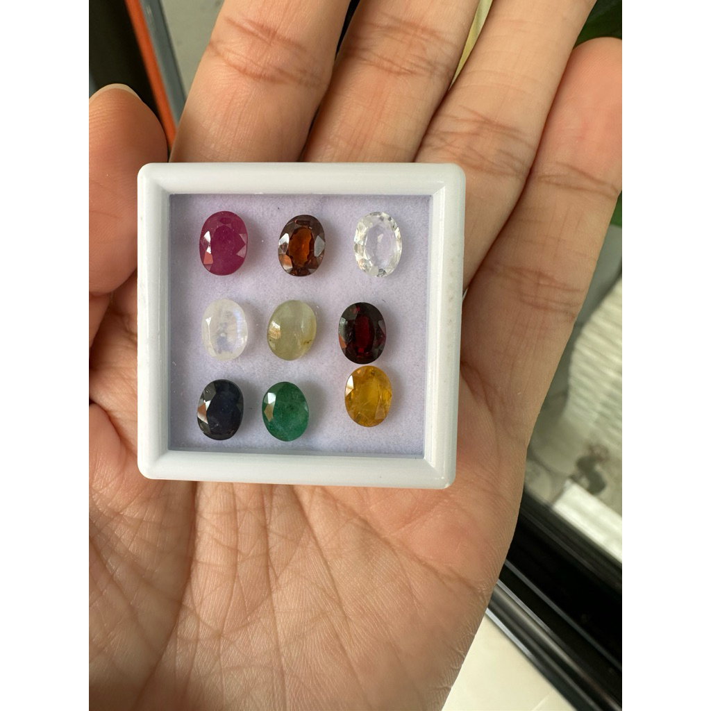 พลอยนพเก้าแท้ตรงตามตำราทุกประการเกรด Premium รูปทรงไข่เจียรเหลี่ยม ขนาด 8x6 มิล แถมฟรี พลอยเพทายขาวแท้ธรรมชาติแทนเพชรแท้