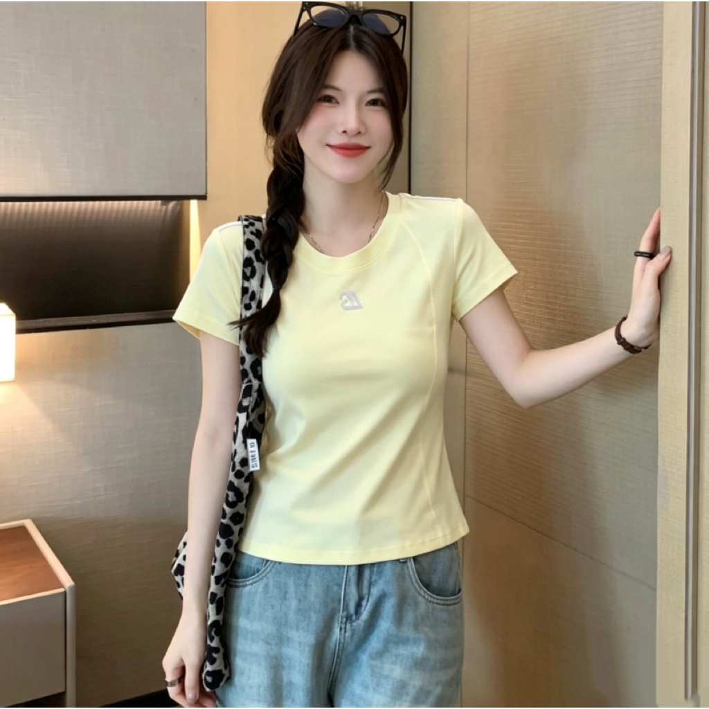 เสื้อยืดแขนสั้นสำหรับผู้หญิง: เสื้อสีพื้นดีไซน์เรียบหรูสไตล์มินิมอลที่โดดเด่นด้วยลายกราฟิกตัวอักษรด้านหลัง เหมาะอย่างยิ่