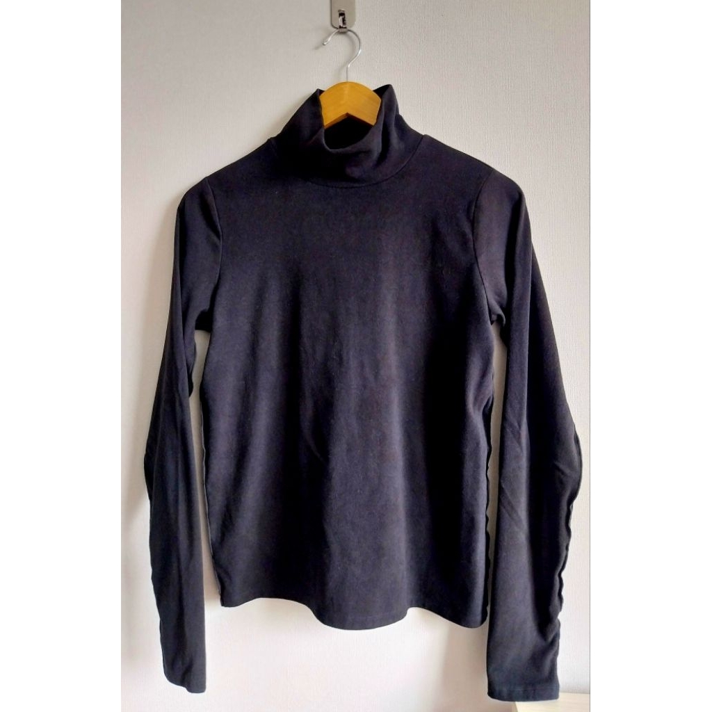 เสื้อคอเต่า Fleece Gu สีดำ ผู้หญิง