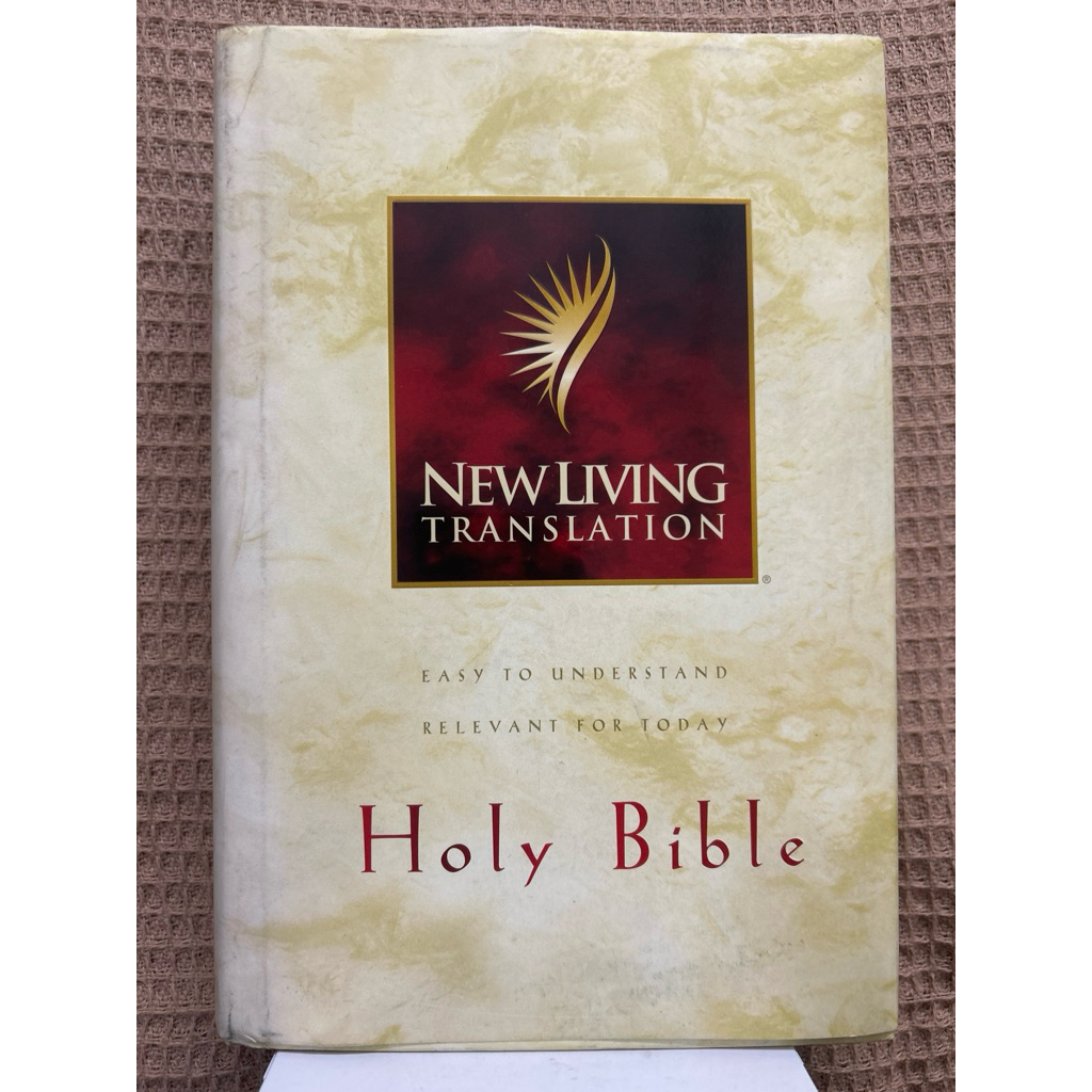 Holy Bible New Living Translation (NLT) มือสอง