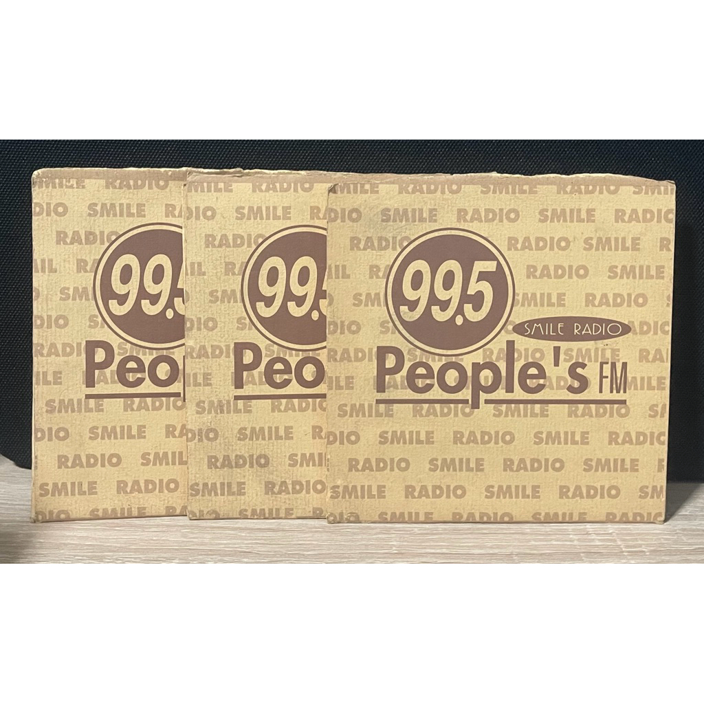 CD เพลง คลื่นวิทยุ "99.5 People's FM" ซึ่งใช้พื้นหลังเป็นลายแพทเทิร์นคำว่า "SMiLE RADIO"