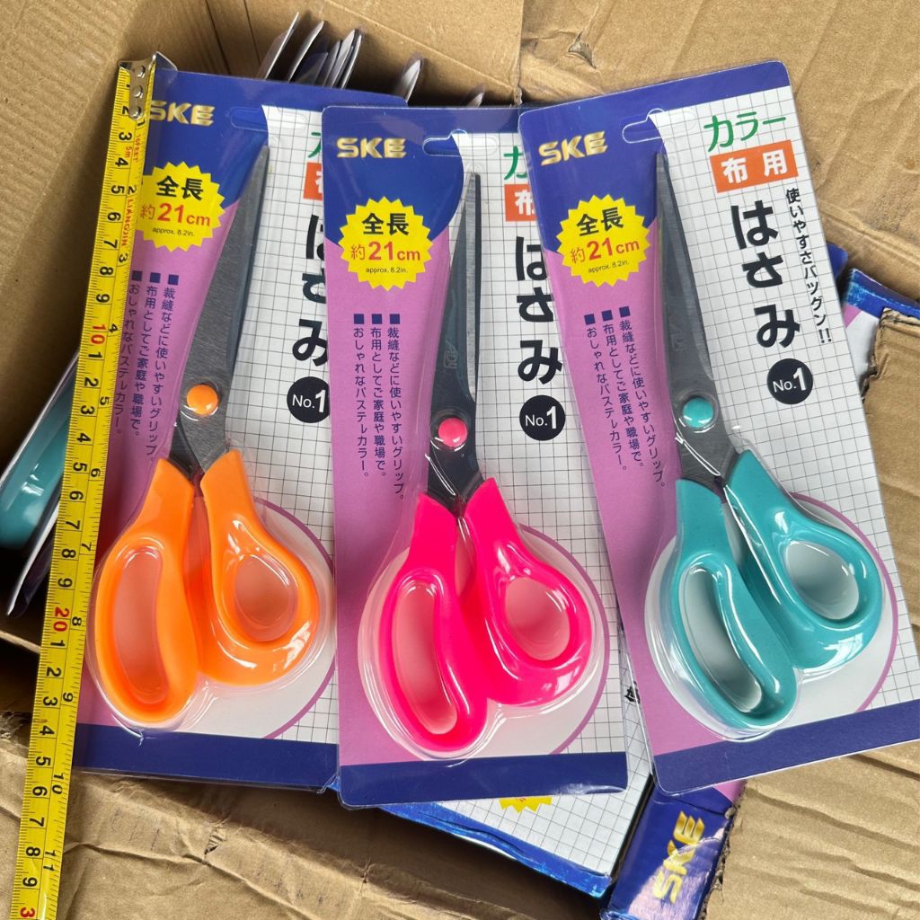 กรรไกรในแผงคละสียกกล่อง 12 ชิ้น