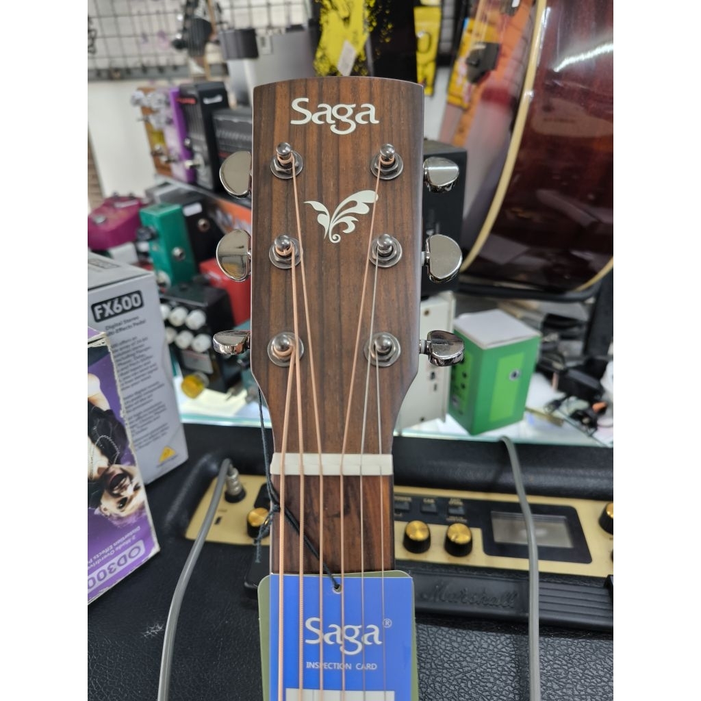 กีตาร์โปร่งSagaรุ่นSP-700Gแบบคอเว้า