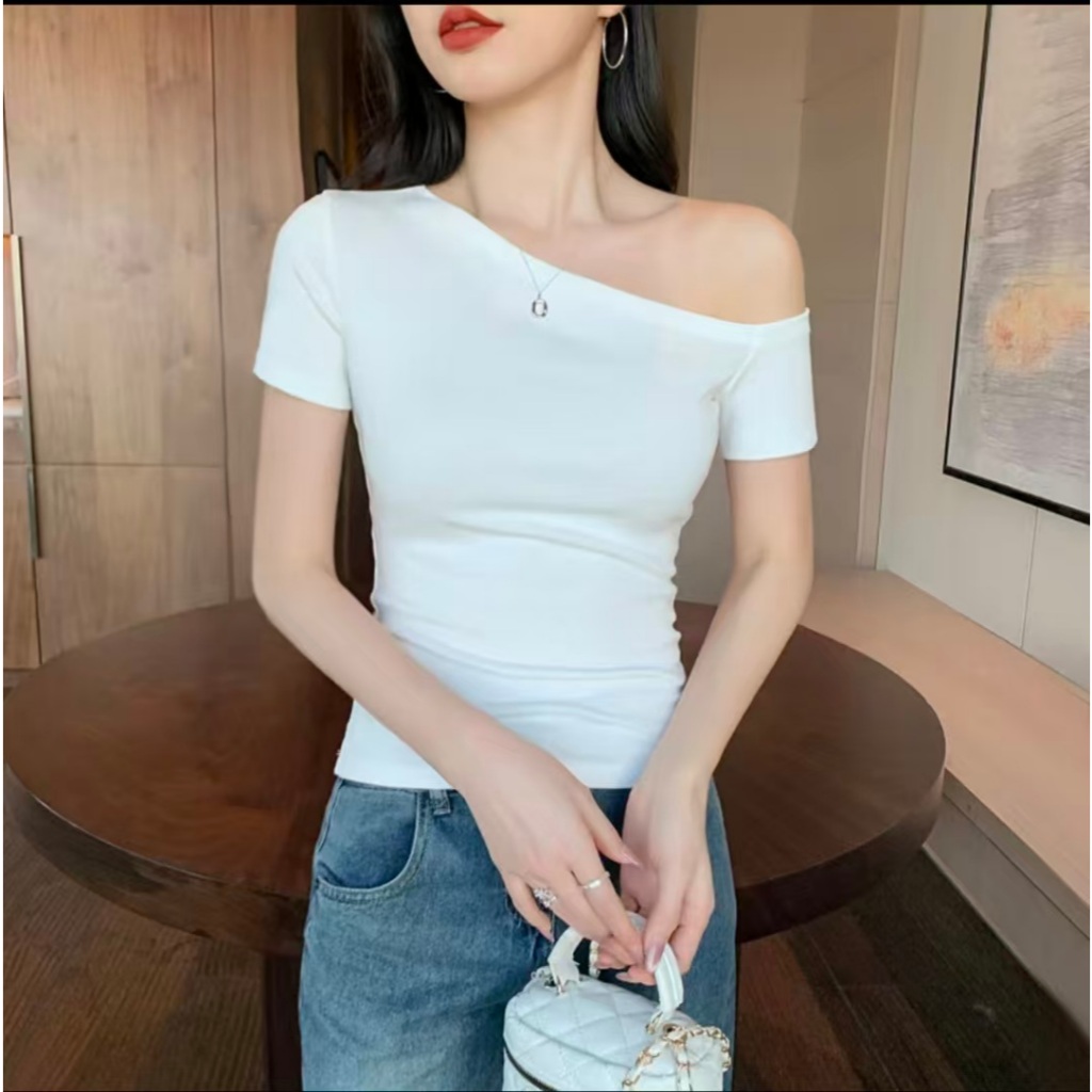 YUANMEI พร้อมส่ง เสื้อแขนสั้นปาดไหล่ข้างเดียว เสื้อยืดสีพื้น แมทช์ง่าย ใส่สบาย เข้ารูป Y11