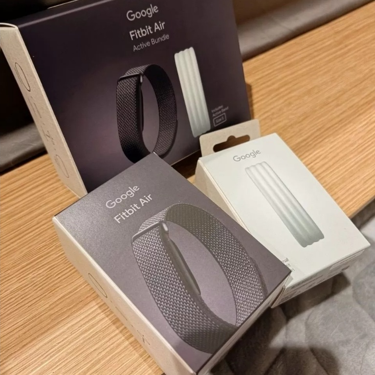 มีของเลยพร้อมส่งทันที - Google Fitbit Air เซ็ตคู่ Obsidian สีดำพร้อมสายซิลิโคนสี Fog ของแท้ Bundle Set