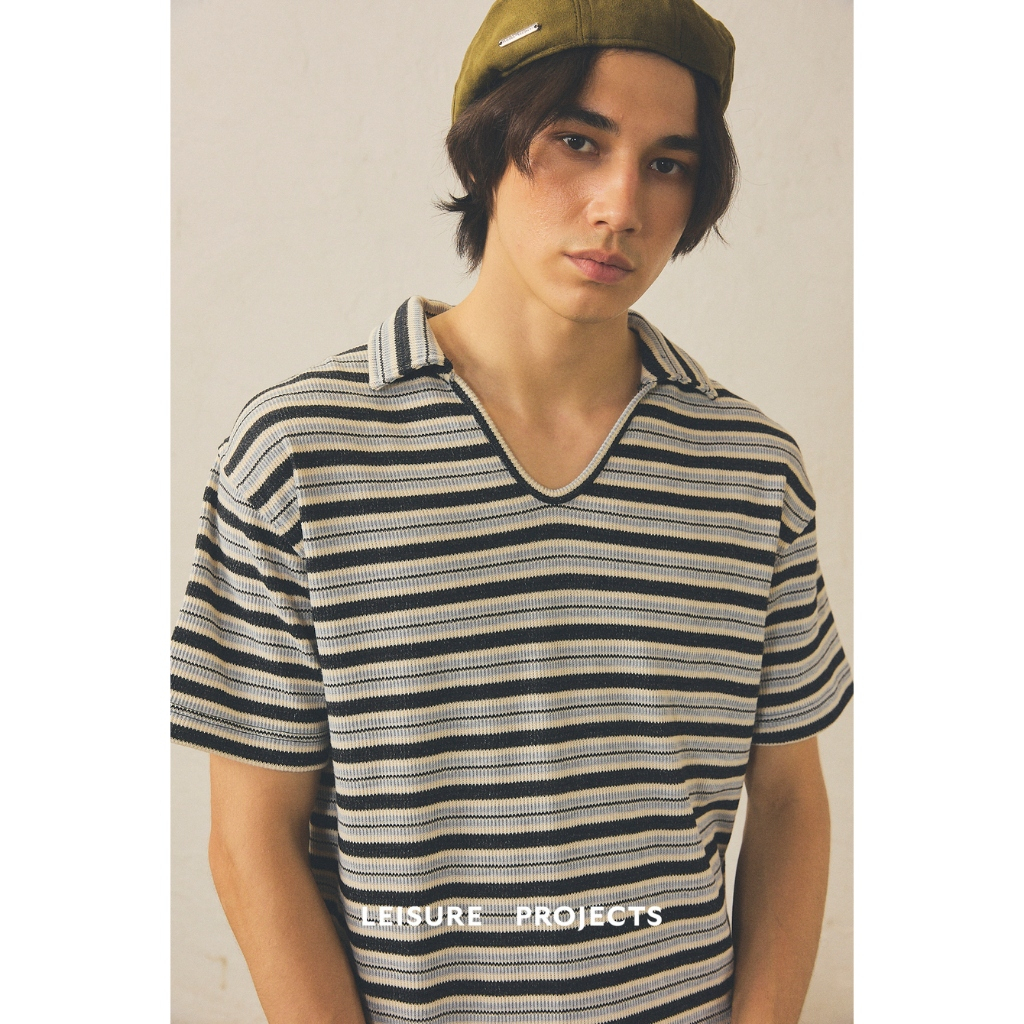 (Leisure Projects) "LEISURE STRIPES "  SHORT-SLEEVE ดีเทล ปัก Label "Leisure Projects "