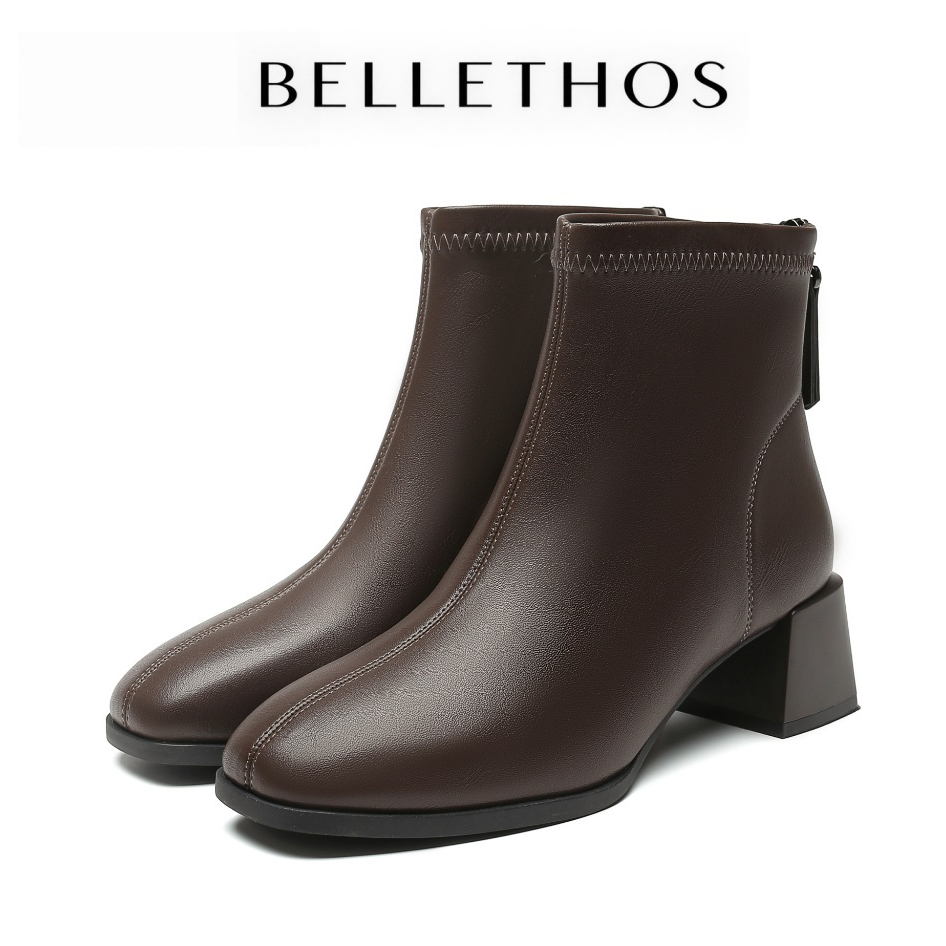 BELLETHOS ดรองเท้าบูทสั้นหัวเหลี่ยม หนังนุ่ม ทรงสวยหรู ใส่ง่ายซิปด้านหลัง ส้นเตี้ย 4.8 ซมเดินสบาย เข้ากับทุกลุค
