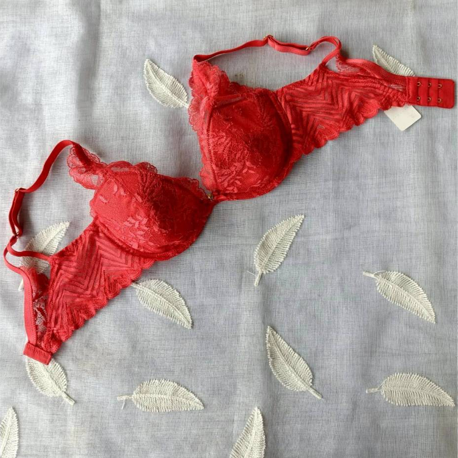 Wacoal Glam  WD3072  บราแต่งลูกไม้ ประดับเพชร