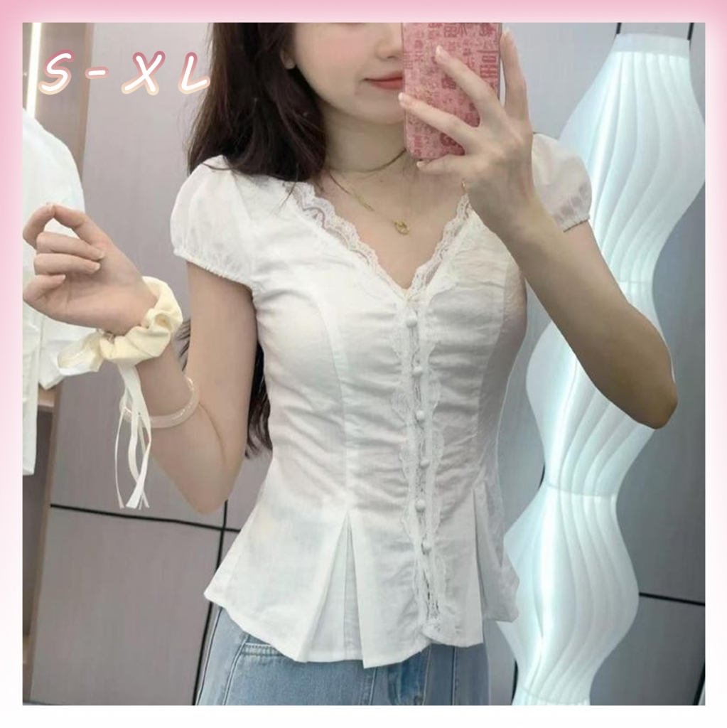 C&T#เสื้อเชิ้ตแขนสั้นสำหรับผู้หญิง แขนพอง คอวี ตกแต่งด้วยลูกไม้ สวยงามและน่ารัก#W631