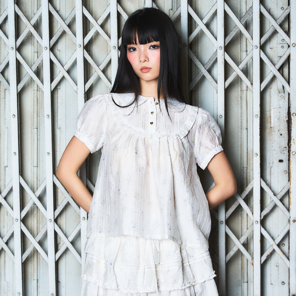 ÉTOILE BNK MAISIE TOP เสื้อทรง baby doll มาพร้อมดีเทลคอปกบัว แต่งระบายเล็กๆช่วงอก และกระดุมหัวใจ